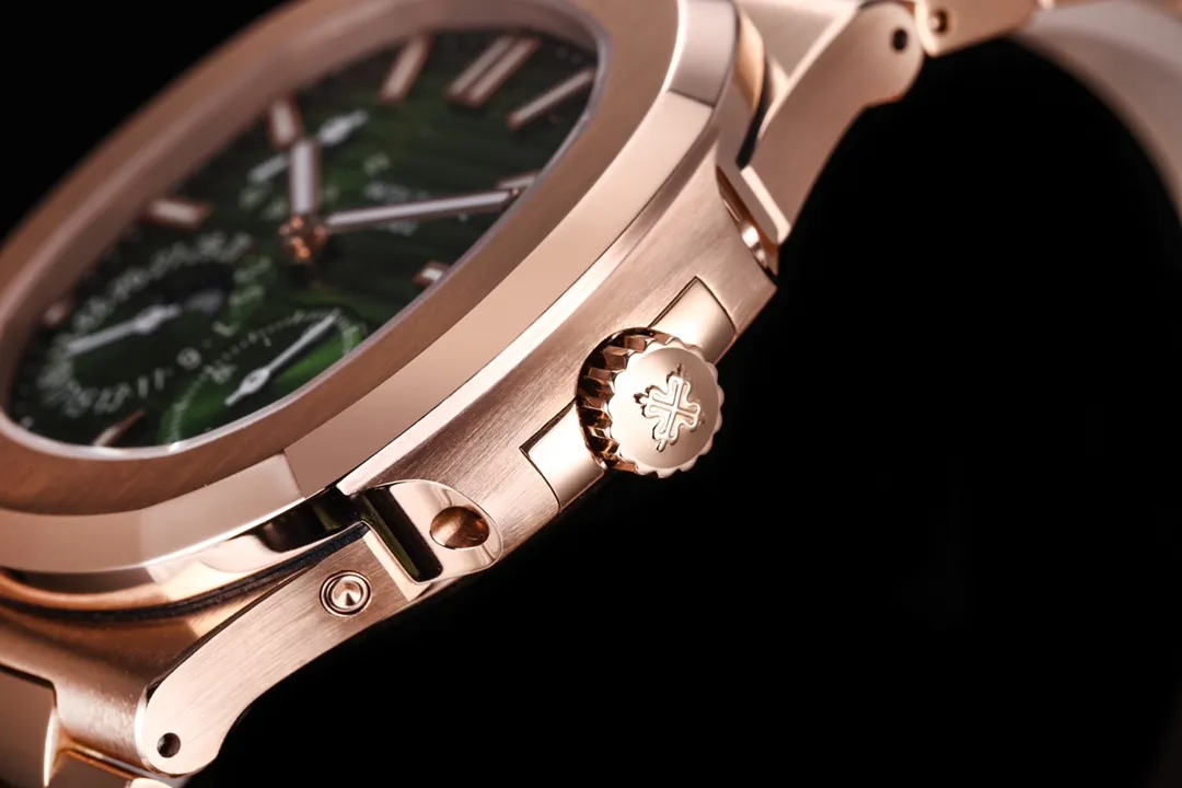 【Top replica】💰5320! Patek Philippe Nautilus 5712/1A-001 multi-function watch combines classic aesthetics and brings together the best of the past! [Case] ​​The size of the watch is 40 mm. The pillow-shaped case, which is the same as the original, adopts a combination of two processes: front brushing and side polishing, which has a clear sense of layering and full texture. Showing exquisite craftsmanship. [Strap] The original strap is tailor-made one to one. The central polished part of each strap can show the shape of a diamond, showing a high-end texture. [Movement] 3K Factory uses a customized version of PP.Cal.240 PS IRM C LU movement, which perfectly restores the original, date, true kinetic energy, and true moon phase functions. 3K ingenious work, welcome all watch friends to taste it!